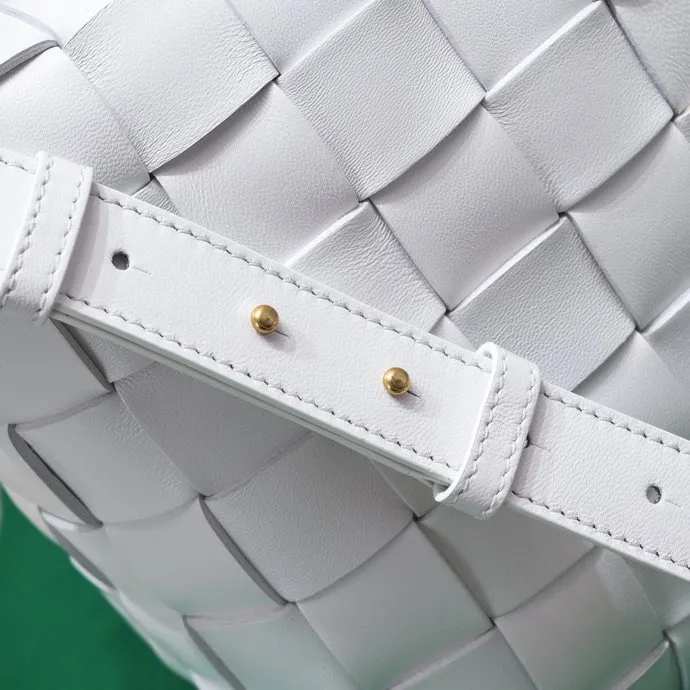 Special price 1600🉐️, Bottega Veneta What can be packed in the new bowling bag? Have you got the new bowling bag? Super large capacity ~ The key is low-key, simple and casual style ~ the fashion sense is not reduced at all. It combines BV's classic woven elements and can also be used for computers. The length of the shoulder straps can be adjusted. It is suitable for tall girls to carry. Boys also have a sunny back☀️ Style number: 7466# Size: 28*21*16